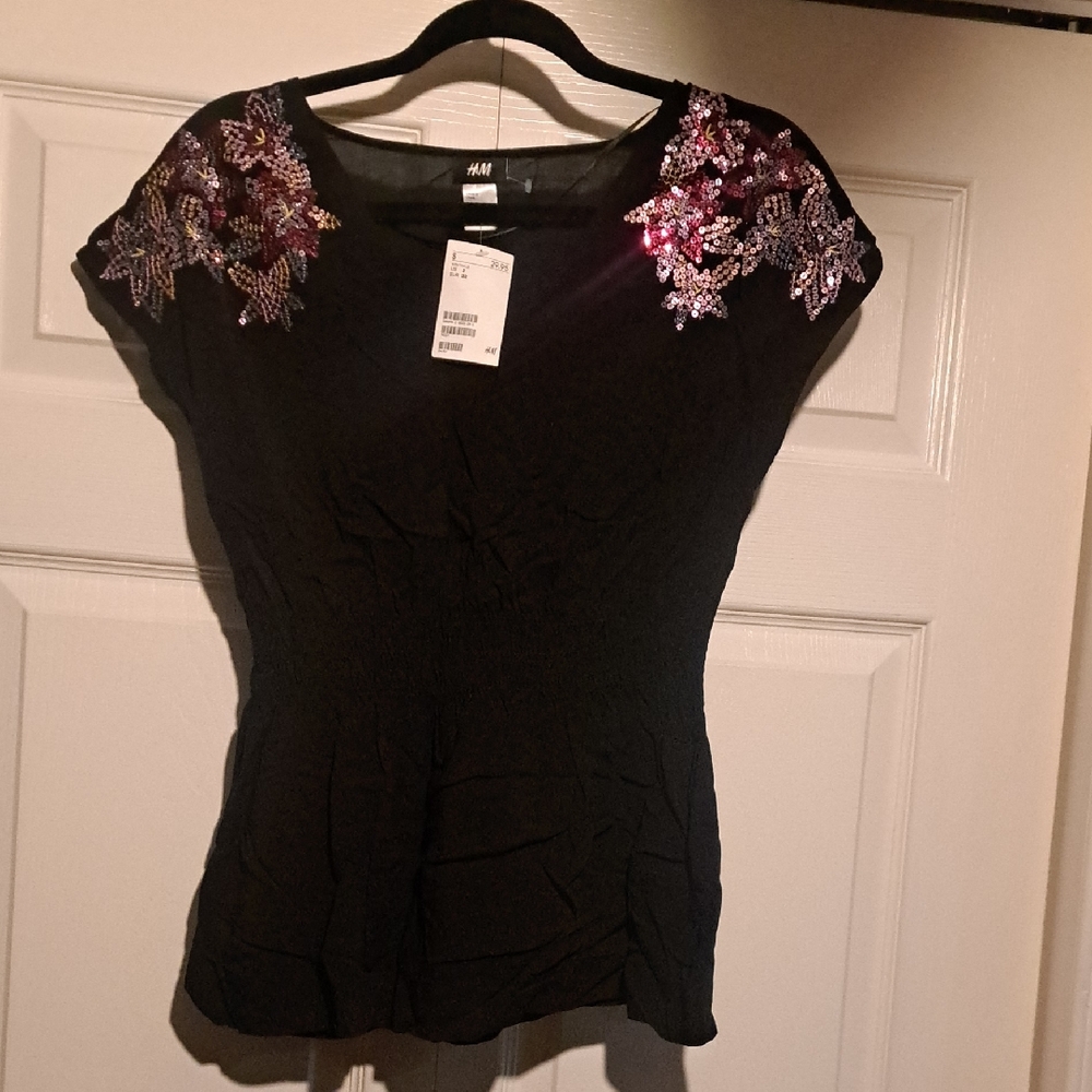 🌌 H&M NWT Black Blouse with Purple & Pink Accents Sequin bling Shoulder Design